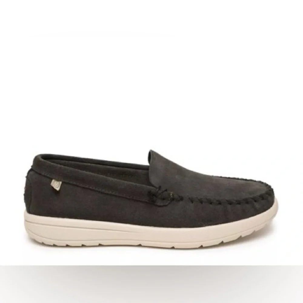 MINNETONKA men’s Discover Classic Slip-On Loafers